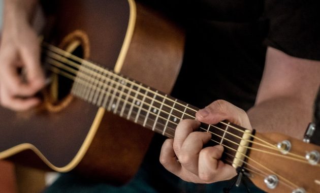 cara terjadi bunyi gitar