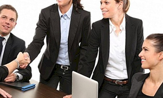 CARAMENJADI.COM - Menjadi pemimpin bukan suatu hal yang mudah karena ada banyak sekali ketentuan yang harus kalian hadapi. Pemimpin akan menanggung resiko besar bilamana sesuatu terjadi terhadap apa yang kalian lakukan. Seperti halnya kesalahan sedikit saja dapat membuat nama pemimpin tercoreng dan menjadi gunjingan masyarakat. Pemimpin harus bisa melangkah dengan benar dalam mengambil keputusan ataupun tindakan. Pastinya sudah ada tujuan tertentu atau kriteria yang akan mereka terapkan sebagai pemimpin. Seperti halnya seorang presiden yang memiliki masa jabatan 5 tahun. Dalam waktu tersebut ia sudah memiliki rencana untuk melakukan apa sesuai tujuannya. Berbicara soal pemimpin, hal ini bisa terkait dalam bentuk apapun. Seperti halnya pemimpin dalam sebuah organisasi, pemerintahan, bisnis, dan lain sebagainya. Kalian bisa menerapkannya sesuai apa yang sedang di jalankan masing-masing. Sebagai pemimpin, sangat penting untuk mempelajari banyak hal supaya mendapatkan hasil yang maksimal. Meski begitu, masih banyak dari mereka yang masih ragu dan takut menjadi pemimpin. Mereka yang belum terbiasa atau baru terjun ke dunia kepemimpinan tentu merasakan hal yang mengejutkan. Bagaimana caranya memimpin anggotanya dengan baik tanpa harus melakukan kesalahan yang fatal. Pemimpin yang ragu dan tidak memiliki jiwa kepemimpinan akan sulit untuk mencapai tujuannya. Oleh karena itu, sangat penting bagi Anda untuk mempersiapkan diri bilamana suatu saat menjadi pemimpin. Kalian bisa mempersiapkannya dengan cara melihat pemimpin yang sudah ada di era sebelumnya. Ada berbagai macam jenis kepemimpinan seperti yang terjadi pada era kepemimpinan Lewin. Ketahui terlebih dahulu lalu terapkan dengan baik. Apa Itu Gaya Kepemimpinan Lewin? Kepemimpinan Lewin adalah gaya kepemimpinan yang dapat di artikan sebagai karakteristik pemimpin yang di bawa seorang pemimpin dalam mengarahkan anggotanya. Gaya kepemimpinan yang satu ini merupakan studi kepemimpinan untuk menemukan tiga gaya kepemimpinan utama, yakni kepemimpinan otoriter, demokratis, dan delegatif. Masing-masing memiliki kelebihan dan kekurangan tersendiri untuk setiap kontrol kepemimpinan tersebut. Studi Lewin's Leadership Style bermula pada tahun 1939 saat sekelompok peneliti yang diketuai oleh seorang ilmuwan psikologis bernama Kurt Lewin. Ia mulai meneliti dan mengidentifikasi gaya kepemimpinan untuk pertama kalinya. Pada studi tersebut, Lewin menerapkan tiga gaya kepemimpinan utama yang menjadi pionir serta batu loncatan. Hal tersebut sangat berpengaruh terhadap studi lanjutannya mengenai gaya kepemimpinan yang harus ia kembangkan. Lewin melibatkan anak sekolah untuk bergabung ke salah satu kelompok dengan kepemimpinan otoriter, kepemimpinan demokratis, dan kepemimpinan delegatif. Mereka mendapatkan tugas dalam sebuah proyek seni dan kerajinan singkat. Untuk kelompok peneliti mengamati perilaku anak dalam menanggapi gaya kepemimpinan yang berbeda. Hasil tersebut menemukan bahwa, kepemimpinan demokratis merupakan cara yang efektif dalam menginspirasi anggota. Pengamatan tersebut berhasil ia lakukan setelah menerapkan kepemimpinan yang dilakukan oleh anak-anak. Mereka menerapkan gaya sesuai kriteria masing-masing dan menurutnya gaya kepemimpinan demokratis yang paling efektif. Gaya kepemimpinan yang satu ini mampu menginspirasi anggotanya untuk memiliki kinerja yang baik. 3 Gaya Kepemimpinan Lewin yang Wajib Dicoba Lewin membagi menjadi tiga bagian jenis kepemimpinan yang telah ia terapkan. Masing-masing kepemimpinan memiliki kelebihan dan kekurangan tersendiri. Jenis kepemimpinan yang terbaik bisa kalian terapkan apabila suatu saat menjadi seorang pemimpin. Seperti yang kalian ketahui, menjadi pemimpin bukanlah hal yang mudah untuk kalian terapkan. Berikut 3 jenis kepemimpinan Lewin: Kepemimpinan Otoriter Kepemimpinan otoriter merupakan jenis kepemimpinan yang memberikan tujuan jelas terkait apa yang harus pemimpin capai. Jenis kepemimpinan yang satu ini akan mengarahkan cara menyelesaikannya dengan cepat dan sigap. Seorang pemimpin otoriter memiliki kendali penuh terhadap apa yang ingin ia lakukan, khususnya terkait peraturan dan prosedur. Pemimpin otoriter biasanya tanpa melibatkan partisipasi anggotanya sama sekali. Hal ini sudah menjadi keputusan mutlak dari seorang pemimpin. Hasil penelitian Lewin mengungkapkan bahwa tingkat kreativitas anggota yang dipimpin kepemimpinan otoriter sangat rendah dalam pengambilan keputusan. Hal tersebut karena terbiasa selalu mengikuti peraturan dari pemimpinnya. Selain itu, Studi Lewin terkait kepemimpinannya juga menyatakan bahwa jenis kepemimpinan yang satu ini sulit mengubah gayanya menjadi kepemimpinan yang partisipatif atau bahkan delegatif sekalipun. Sehingga akan kurang efektif bilamana kalian menerapkannya. Akan tetapi, kepemimpinan otoriter bisa kalian terapkan dalam dua kondisi. Seperti halnya ketika waktu pengambilan keputusan tim hanya sedikit dan saat kondisi di mana hanya pemimpin yang memiliki pengetahuan lebih banyak daripada anggota tim. Pendekatan otoriter ini bisa menjadi pendekatan yang sangat baik untuk segala situasi dalam menuntut keputusan cepat dan tindakan yang tegas. Akan tetapi, otoriter sering berdampak pada lingkungan tim yang menjadi disfungsional dan tidak bersahabat. Kepemimpinan Demokratis Gaya kepemimpinan Lewin yang bisa kalian coba selanjutnya adalah demokratis. Kepemimpinan demokratis merupakan jenis kepemimpinan partisipatif yang dinilai paling efketif. Pemimpin tidak hanya sekedar mengarahkan, namun ia memberikan bimbingan dan ikut berpartisipasi dan membolehkan anggotanya untuk memberikan gagasan dan saran terbaik mereka. Dalam penelitian Lewin sudah terbukti dari anak-anak yang masuk kelompok kepemimpinan demokratis kurang produktif namun kontribusi mereka lebih kuat. Sehingga akan sangat efektif untuk kebersamaan antara pemimpin dengan anggotanya. Pemimpin demokratis mampu mendorong anggotanya untuk berpartisipasi. Anggotanya akan terlibat aktif dalam proses pengambilan keputusan dan lebih termotivasi untuk kreatif. Kepemimpinan yang satu ini mampu membantu menumbuhkan komitmen terhadap tujuan bersama dan membuat anggota merasa bahwa mereka adalah bagian penting dari tim. Jenis kepemimpinan demokratis tidak akan merugikan anggotanya yang mengikuti pemimpin mereka. Pendapatnya akan selalui diterim dengan baik. Apabila cocok, maka pendapat tersebut akan pemimpin pakai, begitu juga sebaliknya. Pemimpin akan memberikan penjelasan terkait mengapa pendapat orang lain tidak ia gunakan. Seperti halnya kurang efektif dengan tujuan yang ingin ia capai. Kepemimpinan Delegatif Kepemimpinan Delegatif mungkin agak asing bagi kalian, namun jika kalian pernah merasa dipimpin oleh seseorang yang sering menyerahkan tanggung jawab kepada tim itulah yang namanya pemimpin delegatif. Mungkin ada beberapa pemimpin yang memiliki karakter seperti itu. Tanpa berpikir secara matang terlebih dahulu, tugasnya ia limpahkan kepada anggotanya. Dalam praktiknya, kepemimpinan ini disebut sebagai laissez faire yang hampir tidak pernah atau tidak sama sekali memberikan bimbingan dan arahan kepada anggotanya. Sehingga, anggota biasanya merasa pembagian peran yang tidak jelas dan kurangnya motivasi. Hal tersebut karena tidak ada yang memberikan arahan terkait apa yang harus kalian lakukan untuk mencapai tujuannya. Sehingga, anggotanya harus melakukannya sendiri tanpa mengandalkan pemimpin. Penelitian Lewin melibatkan anak-anak dalam kelompok untuk menerapkan jenis kepemimpinan yang satu ini. Delegatif dinilai menjadi kepemimpinan yang tidak produktif, lebih banyak menuntut kejelasan, sedikit kerjasama, dan tidak mampu bekerja secara mandiri. Jenis kepemimpinan yang satu ini cenderung menghasilkan kelompok yang tidak memiliki arah, sehingga anggota kelompok saling menyalahkan. Kepemimpinan delegatif bisa kalian terapkan dalam kondisi semua anggota memliki keahlian dan kualifikasi yang tinggi. Akan tetapi, hal itu berlaku apabila tanpa arahan dan bimbingan dari pemimpin. Tim anggota yang memiliki kualifikasi tinggi dapat mengatur dan menjalankan tugasnya sendiri. Dengan begitu, mereka dapat melaksanakan tanggung jawabnya. Cara Menerapkan Gaya Kepemimpinan Lewin yang Paling Efektif Lewin mengutarakan bahwa kepemimpinan demokratis menjadi solusi yang paling efektif. Dari ketiga jenis kepemimpinan yang ia terapkan, demokratis memiliki sistem kepemimpinan yang efektif baik untuk pemimpin ataupun anggotanya. Kedua belah pihak mendapatkan hak masing-masing dalam menjalankan sistem kepemimpinan demokratis. Meski begitu, kalian juga bisa memadukan antara kepemimpinan demokratis dengan delegatif dan otoriter. Seperti halnya jika dalam suatu organisasi pada akhirnya harus memutuskan pendapat, maka peran pemimpin otoriter sangatlah penting. Begitu juga dengan kepemimpinan delegatif yang dapat kalian terapkan secara langsung untuk membangun kerjasama yang baik. Berikut tips menerapkan kepemimpinan seperti Lewin: • Menjaga Komunikasi Tetap Terbuka Pastikan semua orang merasa nyaman dalam menyampaikan ide sepanjang waktu. Gaya kepemimpinan yang satu ini tumbuh ketik semua opsi langsung dan terang untuk di bahas oleh semua orang. Sehingga akan menemukan hasil yang tepat. • Fokus Pada Diskusi Langkah selanjutnya adalah fokus pada topik diskusi. Sulit untuk membuat diskusi yang tidak terstruktur menjadi produktif. Ini menjadi tugas yang cukup penting bagaimana menyeimbangkan ide tersebut sambil membahas alur yang kalian bahas. Bilamana sudah menyimpang, ingatkan ke semua anggota tentang fokus awalnya. Seringkali hal ini terjadi karena tidak adanya keseriusan yang tinggi. Kalian harus menerapkannya secara efektif dalam membahas diskusi yang kalian lakukan. • Komitmen Cara menerapkan kepemimpinan demokratis yang selanjutnya adalah komitmen. Kalian nantinya akan berhadapan dengan banyak kemungkinan dan saran yang sulit terwujud. Kalian harus memilih mana yang paling benar dan logis, pilih sesuai keyakinan. Maka dari itu, komitmen sangat penting untuk mencapai hasil keputusan yang tepat dalam suatu kepemimpinan. • Hormati Ide Orang Lain Setiap orang berhak memberikan ide tersendiri untuk mewujudkan apa yang sedang kalian bahas. Ide tersebut bisa kalian ambil atau tidak bukan menjadi masalah. Sebagai pemimpin harus memiliki rasa hormat yang tinggi terhadap anggotanya. Seringkali ada anggota yang kesal akibat tidak mendapatkan penghormatan dari pemimpin, bahkan ada yang tidak menganggap sama sekali. • Jangan Minta Maaf Jangan meminta maaf karena memutuskan sesuatu yang sudah kalian perhatikan dengan baik. Kalian harus memberikan pengeritan untuk pihak yang idenya tidak lolos. Namun pada akhirnya ada alasan kuat untuk memilih solusi yang berbeda. Pastikan kalian menerapkannya dengan baik dan benar terkait jenis kepemimpinan yang satu ini. Seperti yang kalian ketahui, menjadi pemimpin tidak semudah yang kalian bayangkan. Ada beberapa hal yang harus kalian miliki jika ingin menjadi seorang pemimpin. Kesimpulan Gaya kepemimpinan Lewin terbagi menjadi tiga jenis, yakni kepemimpinan otoriter, kepemimpinan demokratis, dan kepemimpinan delegatif. Masing-masing memiliki kelebihan dan kekurangan tersendiri terkait kepemimpinan yang bisa kalian terapkan. Dengan menjadikannya satu, ketiga jenis kepemimpinan tersebut mampu meraih hasil yang maksimal. Sebagai pemimpin, kalian juga harus siap dalam segala situasi karena ada beberapa pihak yang mungkin tidak menyukainya. Berusaha semaksimal mungkin agar menjadi pemimpin yang benar-benar layak dan mendapat kepercayaan tinggi dari anggotanya.