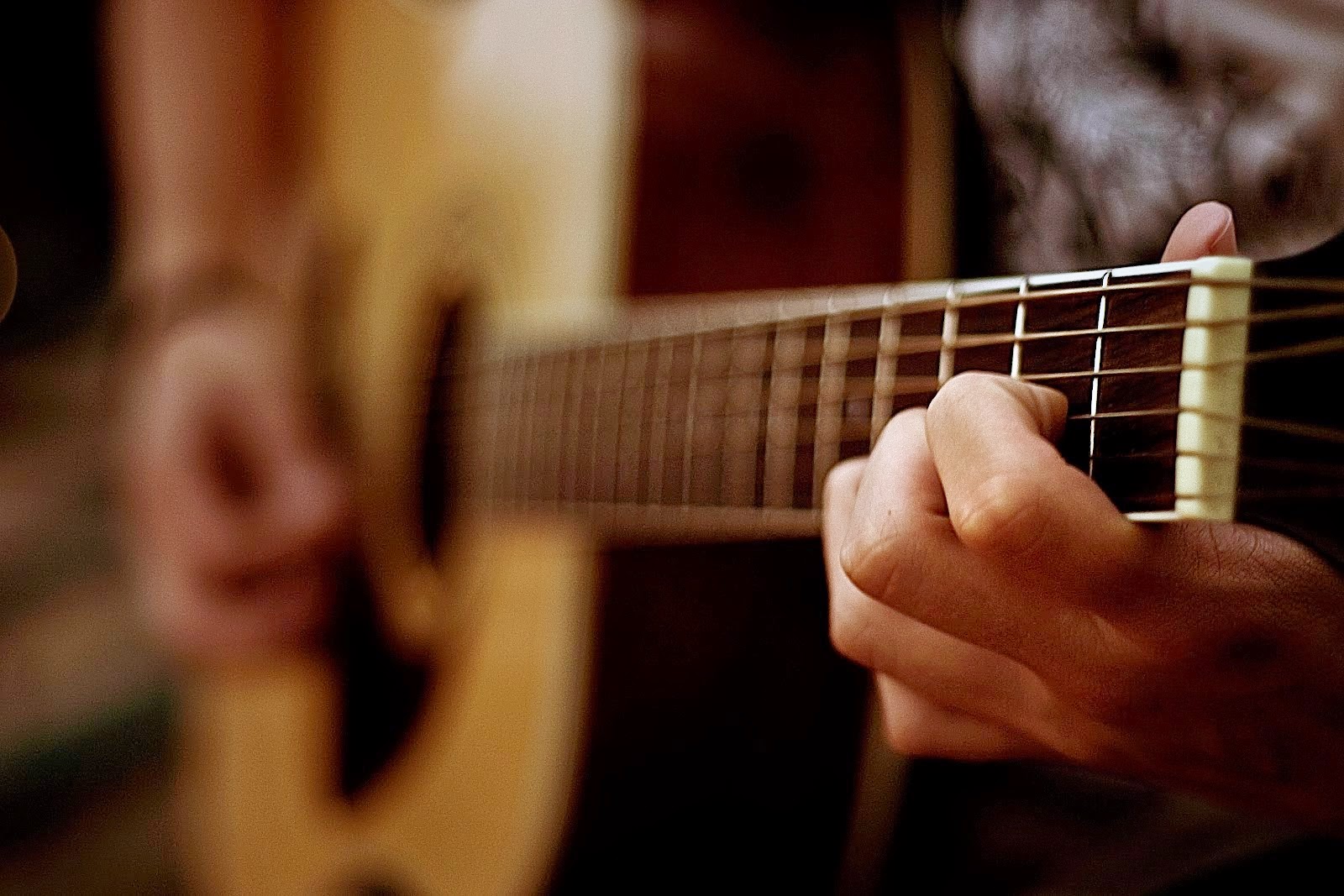cara menjadi gitaris profesional