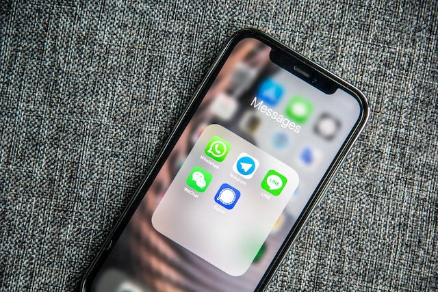Membuat pelanggan lebih nyaman agar jualan online laris di whatsapp